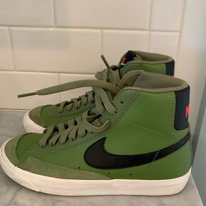 NIKE Jordan Kids - Basketball - Hightops- Perfect Condition! Worn once! Olive